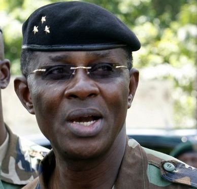 Un homme de l'armée récadre Mangou