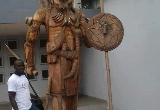 monument d'un dozo à l'université d'abidjan