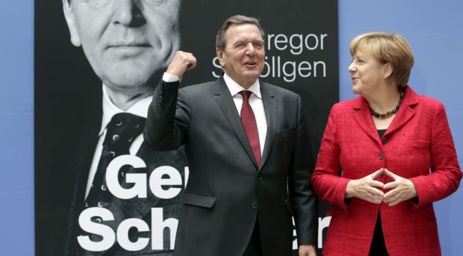 Merkel assure la promo d’une biographie de Schröder