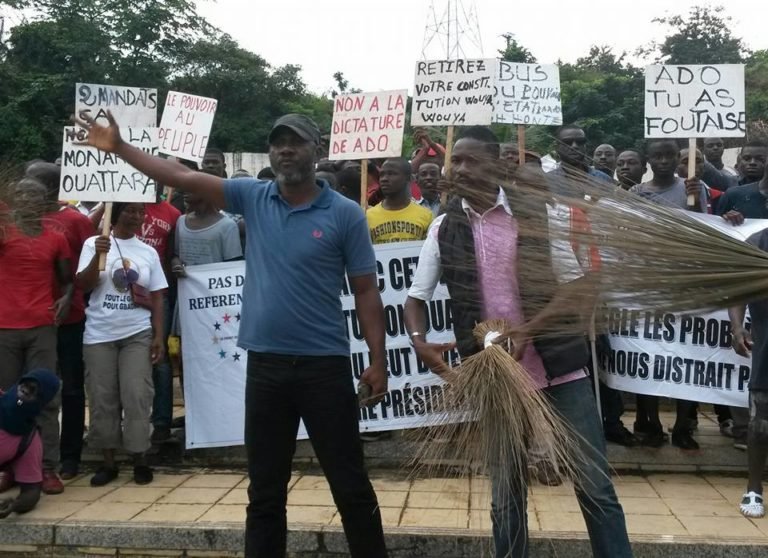 Les Parlements et Agoras demandent la démission de Ouattara