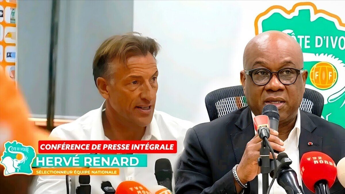 Two men at a press conference, one speaking into a microphone; onscreen banner reads 'CONFÉRENCE DE PRESSE INTÉGRALE' and 'HERVÉ RENARD'.