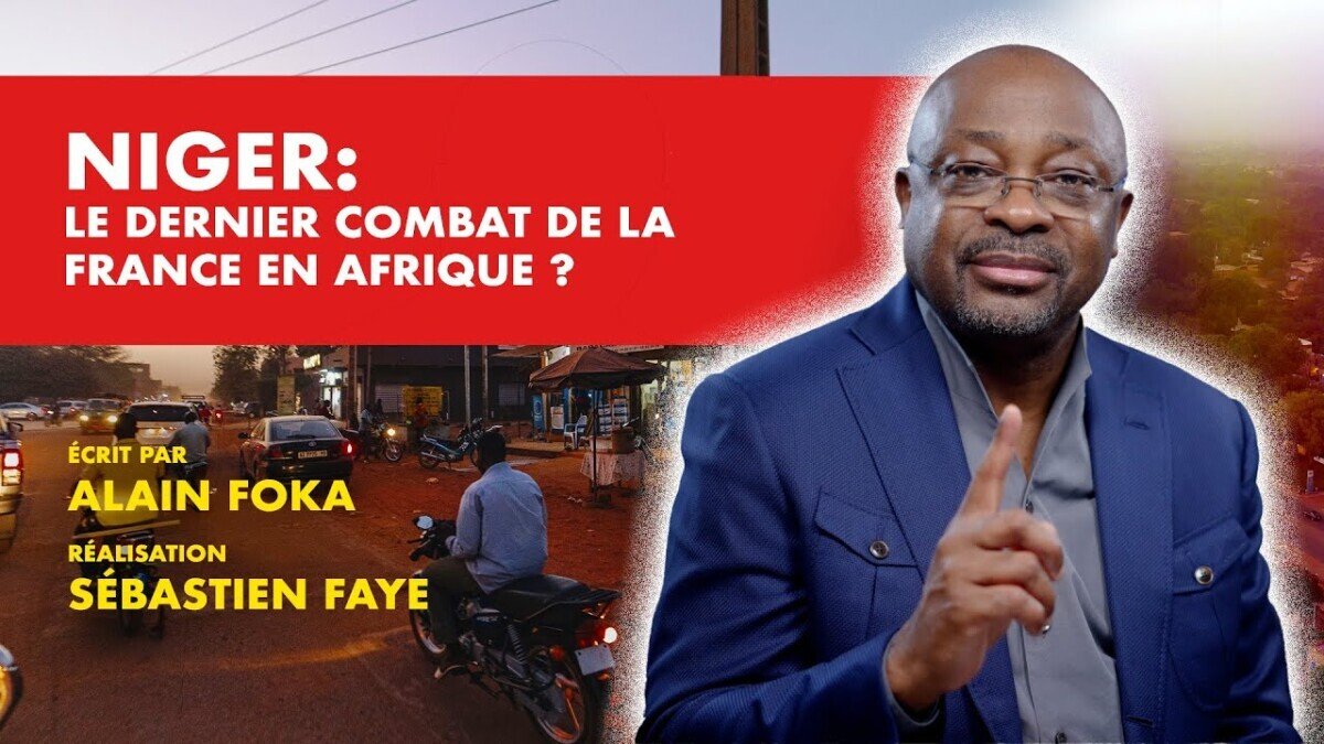 Poster for a Niger-focused news piece: bold red banner with the title 'NIGER: LE DERNIER COMBAT DE LA FRANCE EN AFRIQUE ?' and a man in a blue suit on the right beside a street scene background (ÉCRIT PAR ALAIN FOKA, RÉALISATION SÉBASTIEN FAYE).